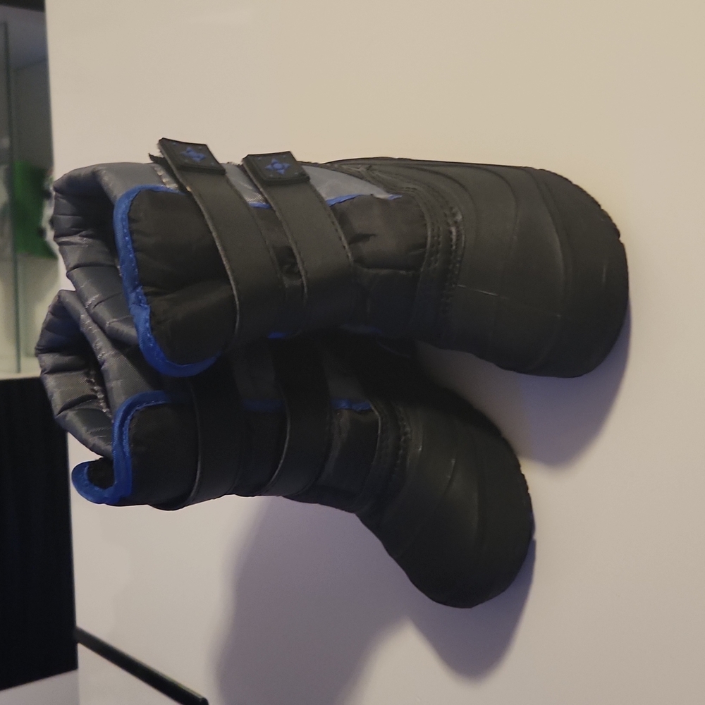 Snow Boots Little kids. Soze 9